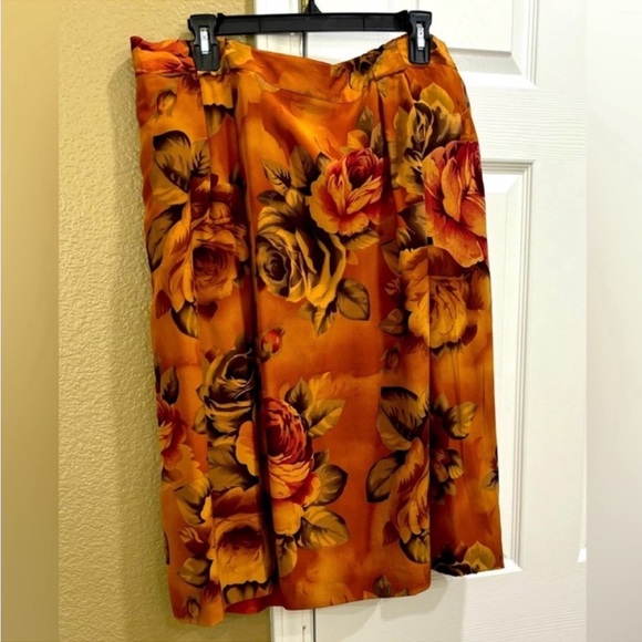 Jones New York women 100% silk skirt size 22
Lined, two side pockets - Picture 2 of 10